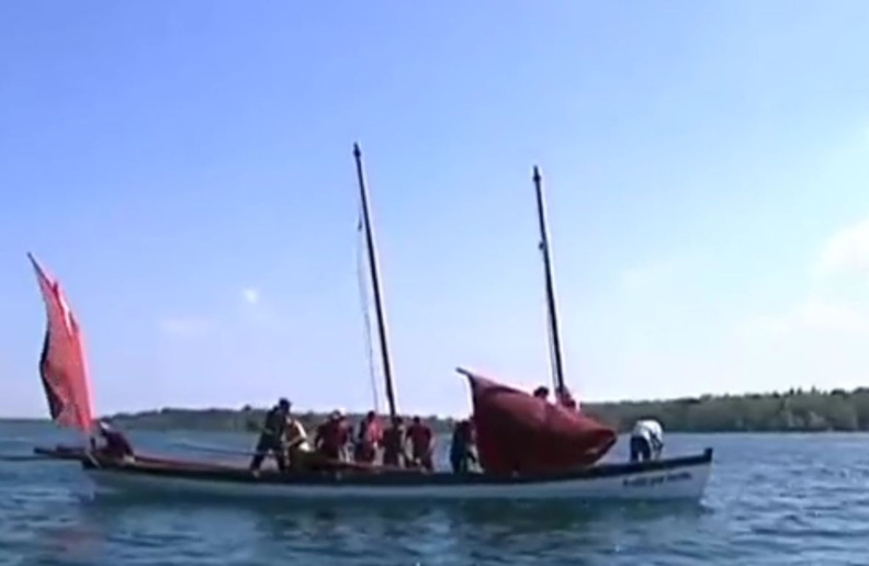Drôles de bateaux sur le Lac d'Orient (Aube) - YouTube - Mozilla Firefox 2017-07-21 10.50.47.jpg