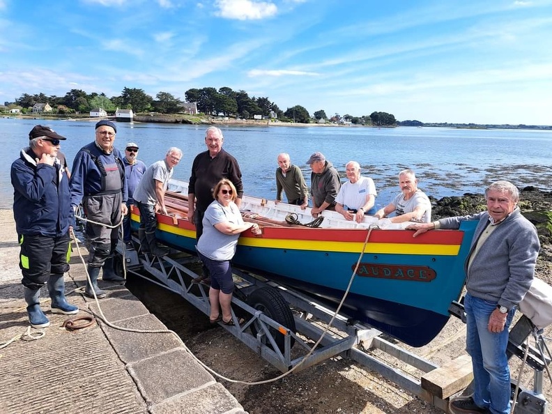 mardi 2 mai 2023
1ère mise à l'eau de la yole de Bantry Audace après rénovation, elle va rejoindre
An erminig et La Françoise pour la semaine du golfe
JY FB_IMG_1683044206751.jpg